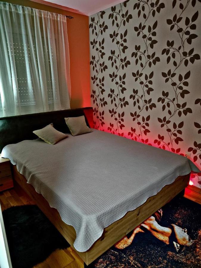 Apartman Espresso Sa Parkingom Sremska Mitrovica Exterior photo