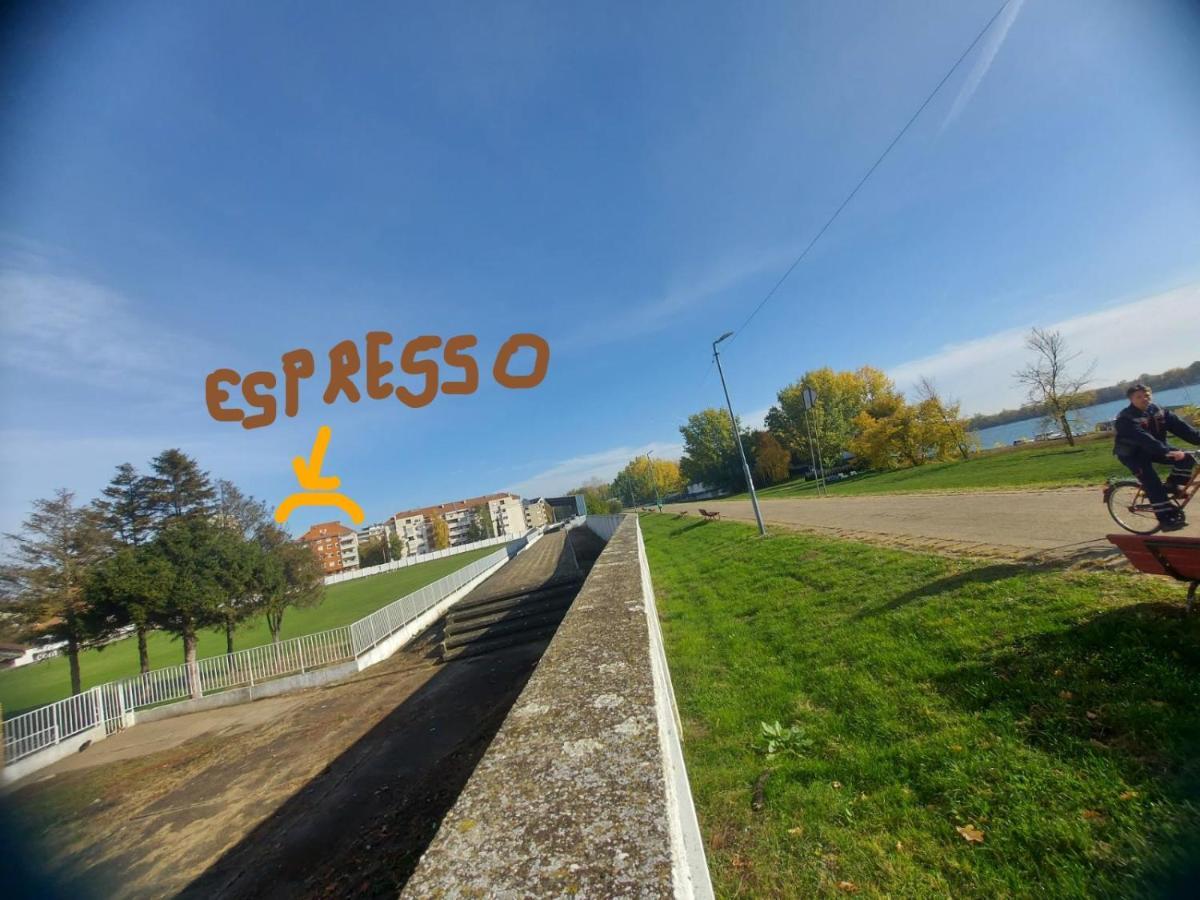 Apartman Espresso Sa Parkingom Sremska Mitrovica Exterior photo
